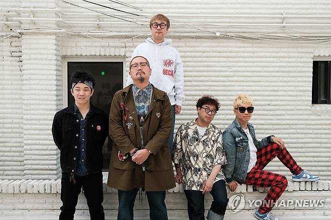 어느덧 30년 달려온 크라잉넛 (서울=연합뉴스) 류효림 기자 = 밴드 크라잉넛이 지난 8일 서울 마포구 크라잉넛 합주실에서 연합뉴스와 인터뷰에 앞서 포즈를 취하고 있다. 2025.5.12 ryousanta@yna.co.kr