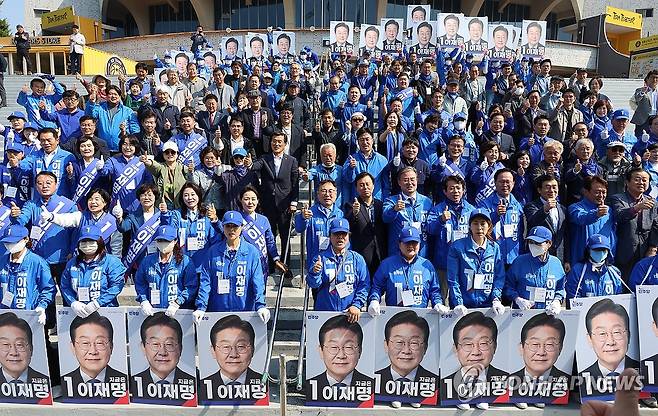 민주당 대선 충북 선대위 출정식 (청주=연합뉴스) 이성민 기자 = 더불어민주당 제21대 대선 충북 선대위 출정식이 12일 오전 청주체육관 앞에서 열리고 있다. 2025.5.12 chase_arete@yna.co.kr