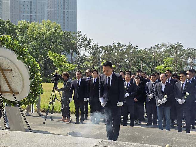 충혼탑 참배하는 국민의힘 충북도당 선대위 [국힘 충북도당 제공. 재판매 및 DB 금지]