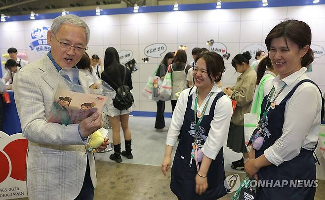 케이콘 찾은 유인촌 장관 (서울=연합뉴스) 유인촌 문화체육관광부 장관이 11일(현지시간) 일본 도쿄 인근 지바현 마쿠하리 멧세에서 열린 K팝 축제 '케이콘'(K-CON)을 찾아 부스를 둘러보고 있다. 2025.5.11 [문화체육관광부 제공. 재판매 및 DB 금지] photo@yna.co.kr