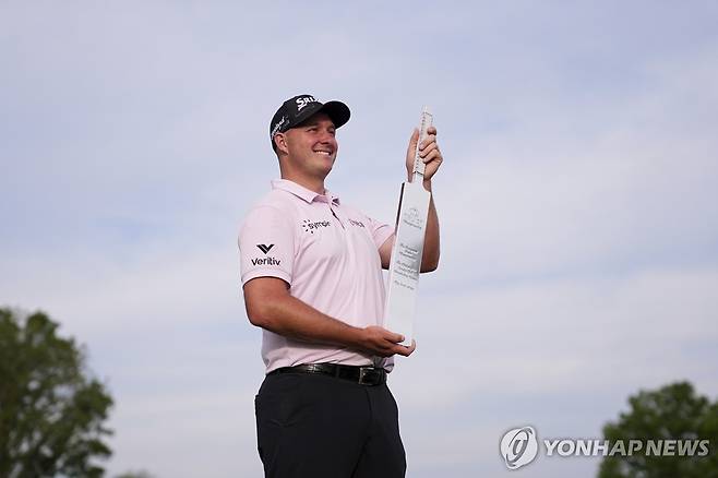 우승 트로피 든 제프 슈트라카 [AP=연합뉴스]