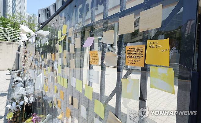 이어지는 추모 [연합뉴스 자료사진]