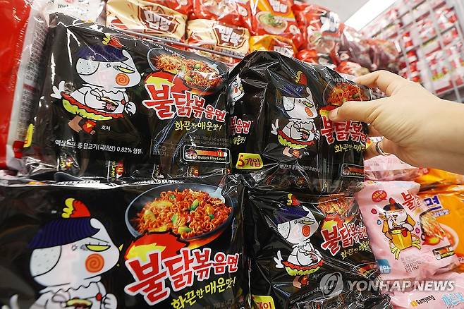 불닭볶음면 가격 안 오른다 (서울=연합뉴스) 진연수 기자 = 삼양식품이 '불닭볶음면' 등 라면 가격을 동결한다. 식품업계에 따르면 삼양식품은 라면과 스낵류, 소스류 제품의 가격을 동결하기로 결정했다. 사진은 26일 서울의 한 대형마트에 진열된 삼양식품 제품. 2025.3.26 jin90@yna.co.kr