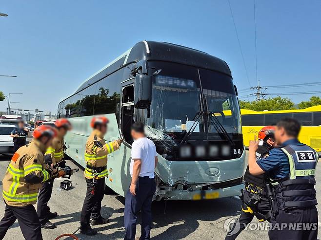 울산서 버스가 SUV 들이받아 19명 중경상 (울산=연합뉴스) 12일 오후 2시 33분께 울산 북구 호계동 상안교사거리 인근에서 통근버스가 소형 스포츠유틸리티차(SUV)와 부딪혀 19명이 중경상을 입었다. 사진은 사고가 난 버스. 2025.5.12 [울산경찰청 제공. 재판매 및 DB 금지] jjang23@yna.co.kr