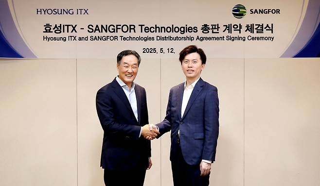 효성ITX-상포테크놀로지 총판 계약 체결식 (서울=연합뉴스) 효성ITX가 12일 상포테크놀로지와 총판 계약을 체결했다. 남경환 효성ITX 대표(왼쪽)와 요성치(YIU SHING CHI) 상포 APEC 지사장(오른쪽)이 기념사진을 촬영하고 있다.[효성ITX 제공. 재판매 및 DB 금지]