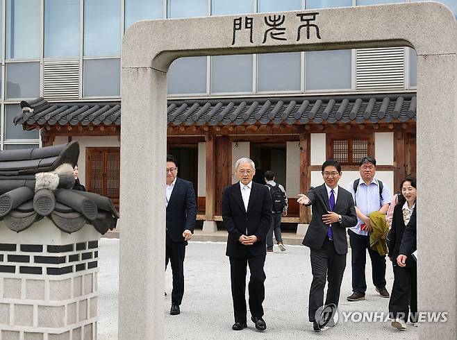 주일한국문화원 찾은 유인촌 장관 (서울=연합뉴스) 유인촌 문화체육관광부 장관이 12일 일본 도쿄 주일한국문화원을 방문해 시설을 살펴보고 있다. 2025.5.12 [문화체육관광부 제공. 재판매 및 DB 금지] photo@yna.co.kr