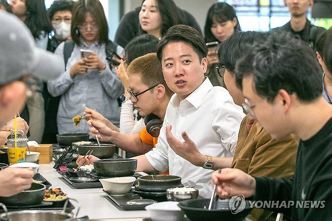 학생들과 점심 먹는 이준석 후보 (서울=연합뉴스) 윤동진 기자 = 개혁신당 이준석 대선 후보가 제21대 대통령 선거 공식 선거운동 첫날인 12일 서울 연세대학교 캠퍼스 학생회관에서 학생들과 점심을 먹고 있다. 2025.5.12 [공동취재] mon@yna.co.kr