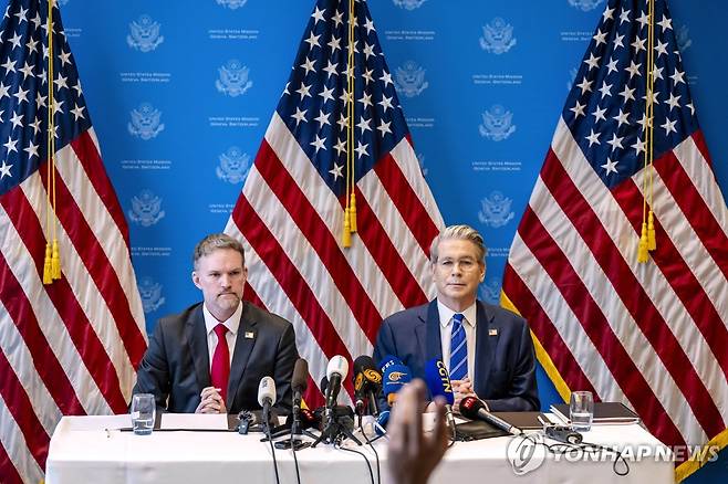 스위스에서 미중 무역합의 결과 발표하는 미 고위급 대표단 제이미슨 그리어 미국 무역대표부(USTR) 대표 스콧 베선트 미국 재무부 장관 [AP=연합뉴스 자료사진. 재판매 및 DB 금지]