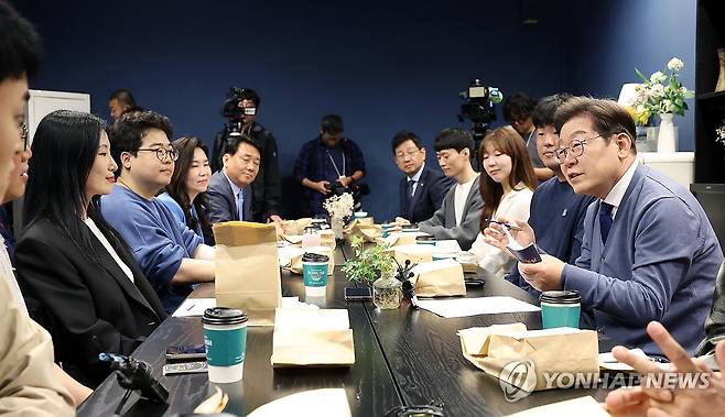 'K-혁신' 브라운백 미팅 참석한 이재명 후보 (성남=연합뉴스) 김주성 기자 = 더불어민주당 이재명 대선 후보가 12일 경기 성남시 분당구 판교역 인근 미팅룸에서 열린 IT 개발자들과의 'K-혁신' 브라운백 미팅에서 대화하고 있다. 2025.5.12 [공동취재] utzza@yna.co.kr