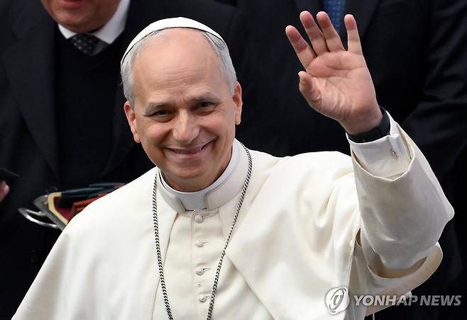 손 흔드는 레오 14세 교황 (바티칸 EPA=연합뉴스) 새 교황 레오 14세가 12일(현지시간) 바티칸 바오로 6세 홀에서 열린 첫 기자회견에서 전 세계 언론인들에게 손 흔들며 인사하고 있다. 2025.05.12 photo@yna.co.kr