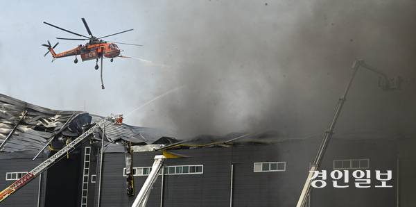 13일 이천시 부발읍 한 대형 물류창고에서 화재가 발생해 소방당국이 진화작업을 벌이고 있다. 해당 화재로 소방당국은 한때 대응 2단계를 발령했으며 현재까지 인명 피해는 없는 것으로 전해졌다. 2025.5.13 /이지훈기자 jhlee@kyeongin.com