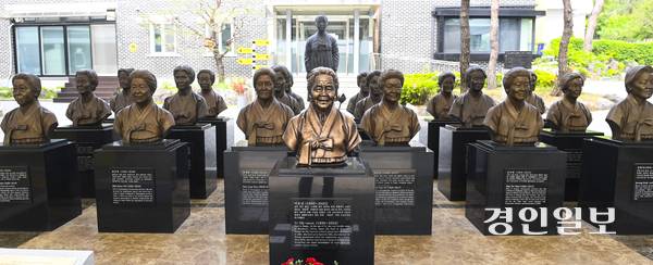 13일 오후 광주시 퇴촌면 나눔의 집에 돌아가신 일본군 위안부 피해자 할머니들의 흉상이 자리해 있다. 지난 11일 이옥선 할머니가 향년 98세로 별세해 이제 일본군 위안부 피해자 가운데 남은 생존자는 6명이다. 2025.5.13 /이지훈기자 jhlee@kyeongin.com
