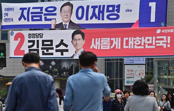 제21대 대통령선거 공식 선거 운동이 이틀째 접어들고 있는 13일 오전 경인전철 부평역 앞 도로변에 더불어민주당 이재명 후보와 국민의힘 김문수 후보의 현수막이 걸려있다. 2025.5.13 /김용국기자 yong@kyeongin.com