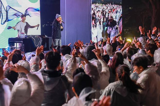 ▲ 지난 10일 여주도자기축제에서 EDM 공연을 펼치는 박명수./사진제공=여주세종문화관광재단