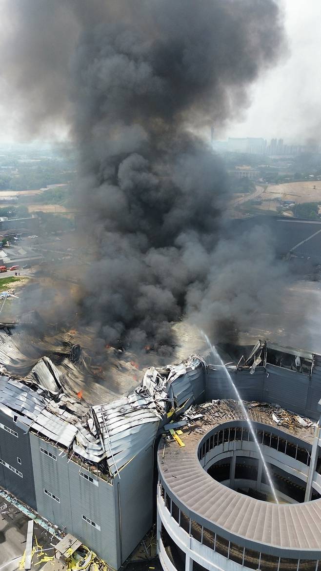 &nbsp;13일 오전 이천시 부발읍 한 대형 물류창고에서 화재가 발생해 소방당국이 진화 작업을 벌이고 있다. /전광현 기자 maggie@incheonilbo.com