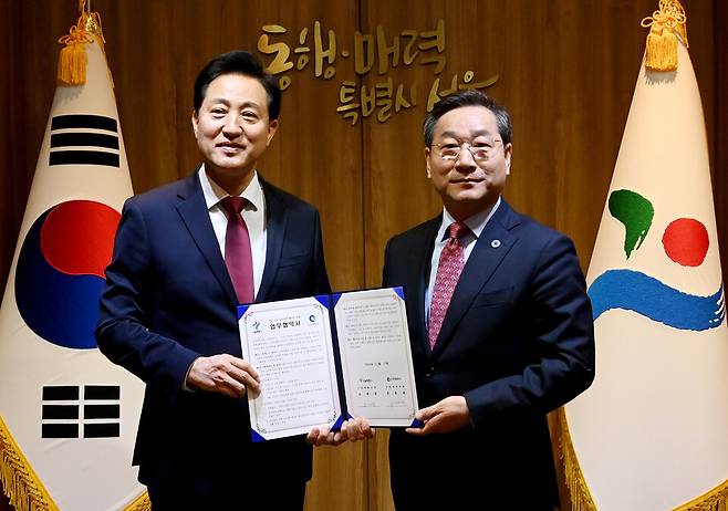 ▲ 유정복(오른쪽) 인천시장과 오세훈 서울시장이 2023년 11월17일 서울시청에서 열린 '인천시-서울시 교통 현안 해결을 위한 업무협약 체결식'에서 협약서에 서명한 뒤 기념 촬영을 하고 있다. /사진제공=인천시