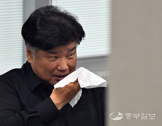직원 성희롱 의혹이 제기된 양우식 경기도의회 운영위원장(국민의힘·비례)이 13일 오전 수원시 영통구 경기도의회 운영위원장실로 출근해 직원과 대화를 나누던 중 물티슈로 얼굴을 닦고 있다. 중앙지도부인 권성동 국민의힘 비상대책위원장 권한대행은 언론 공지를 통해 양 도의원의 충격적인 성희롱 발언 논란과 관련해 당무감사위원회에 철저히 진상조사를 진행하겠다고 밝혔다. 김경민기자