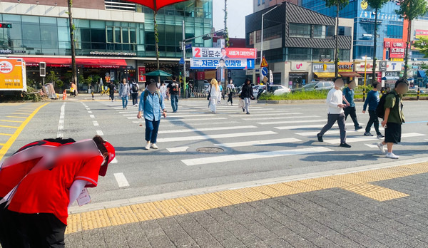 13일 오후 3시 45분경, 대전 복합터미널 인근에서 유세 중인 선거운동 팀을 시민들이 무관심하게 지나쳤다. 사진=최광연 수습기자