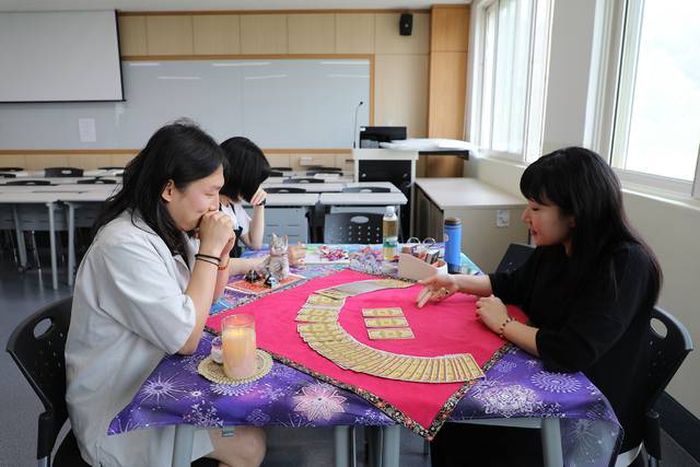 ▲ 충북보건과학대학교가 운영한 진로패키지 프로그램에 참여한 학생이 타로 상담을 받고 있다./충북보건과학대 제공