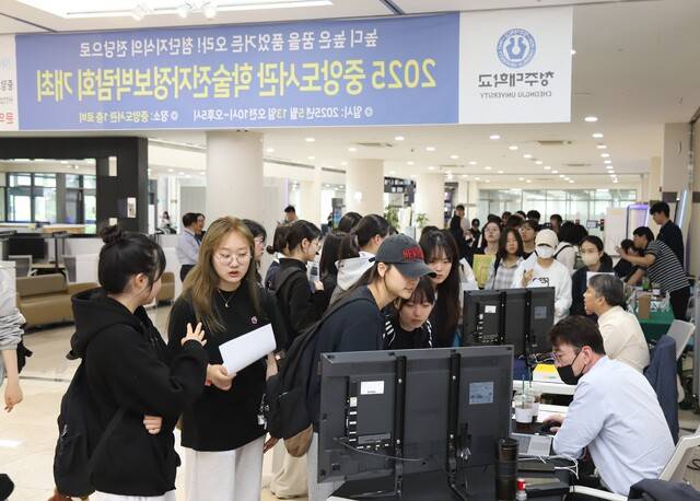 ▲ 청주대 중앙도서관에서 열린 학술전자정보박람회에 참여한 학생들이 업체관계자로부터 도서목록 찾기 등의 설명을 듣고 있다./청주대 제공