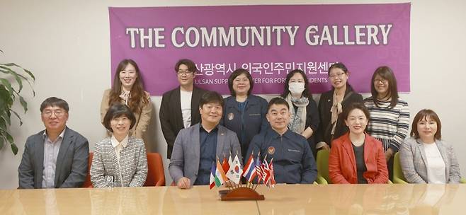 반차 은용쫑짜른 태국 공사 등 태국 대사관 관게자들이 지난 10~11일 울산을 방문해 박유리 울산외국인지원센터장 등과 감담회를 가진 후 기념촬영을 했다.