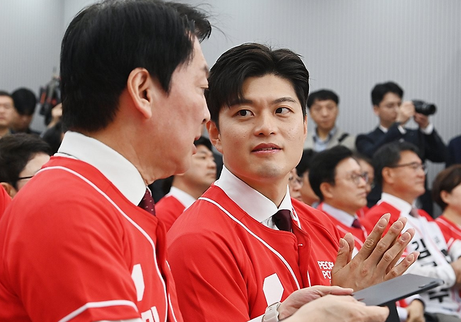 국민의힘 비상대책위원장으로 내정된 김용태 국민의힘 중앙선거대책위원회 공동선거 대책 위원장이 12일 서울 영등포구 여의도 국민의힘 중앙당사에서 열린 중앙선대위 회의 및 중앙선대위 임명장 수여식에 참석하고 있다. /공동취재=연합뉴스