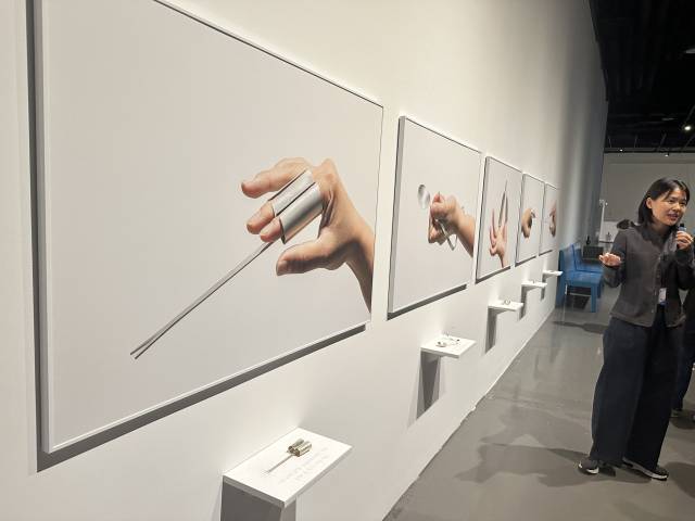 부산현대미술관의 배리어 프리(Barrier-Free) 국제 기획전 '열 개의 눈'에 전시 중인 라움콘의 '한 손 젓가락, 숟가락 그리고 포크' 일부. 김은영 기자