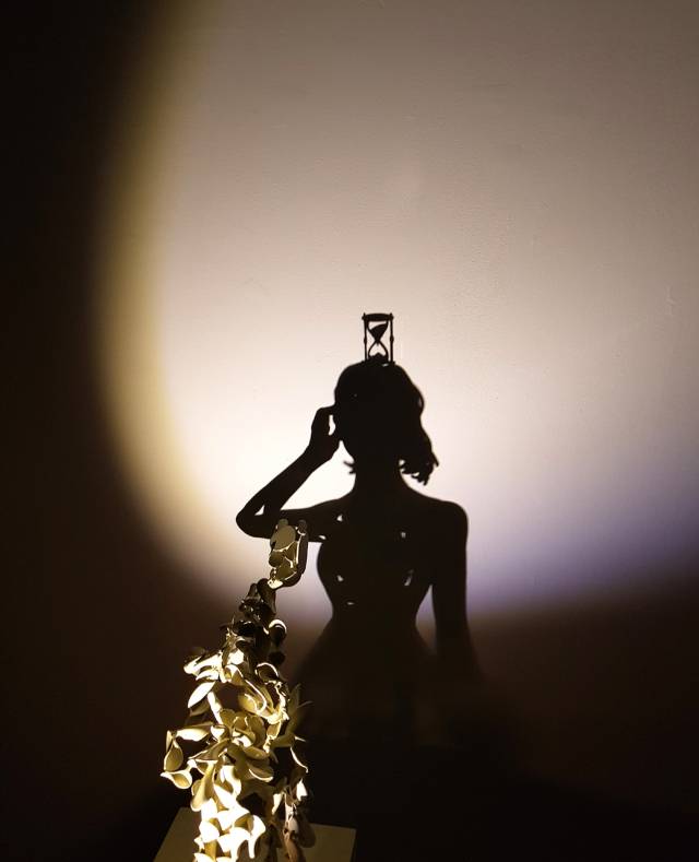 엄익훈의 '모래시계와 소녀'. 리빈갤러리 제공