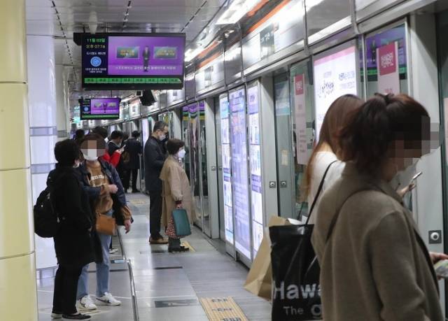 사진은 부산 도시철도 1호선 서면역 모습. 부산일보 DB