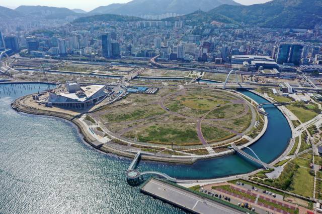 북항 재개발 1단계를 조속 추진을 위해 재개발 전담 단일 거버넌스를 꾸려야 한다는 목소리가 커지고 있다. 북항 재개발 1단계 핵심시설로 꼽히는 랜드마크 부지 전경. 김종진 기자 kjj1761@