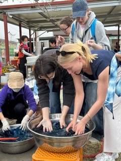 지난 4월 일산자두골체험휴양마을에서 외국인 참가자들이 자연염색 체험에 나서고 있다. 의성군