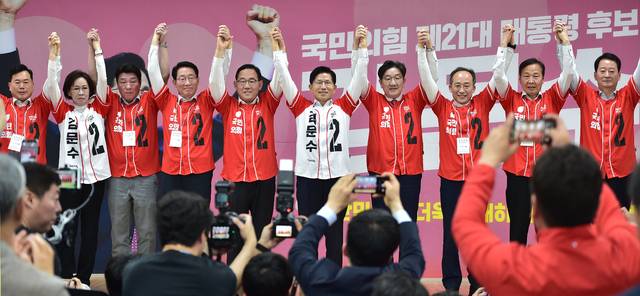 김문수 국민의힘 대선 후보와 주호영·권성동 공동선거대책위원장, 대구지역 국회의원들이 13일 대구시당에서 열린 선거대책위위원회 출정식에서 손을 맞잡고 있다. 김진홍 기자
