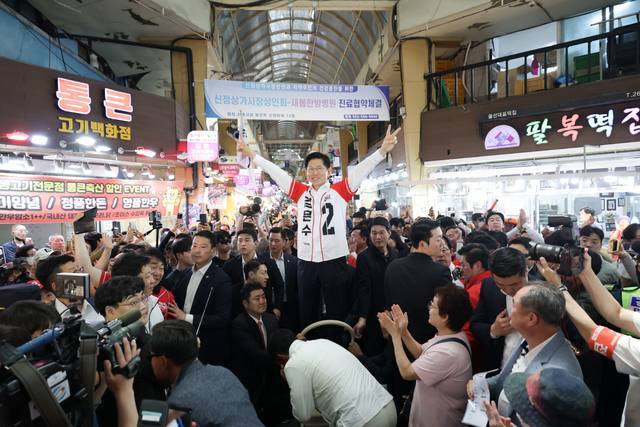 김문수 국민의힘 대선후보가 울산 중앙전통시장에서 지지자들의 뜨거운 환호를 받고 있다. 김 후보는 울산 정원박람회를 확실히 지원하고, 부산에서 고성까지 복선 고속철을 깔아 세계적인 관광지로 만들겠다고 약속했다. 김문수 캠프 제공