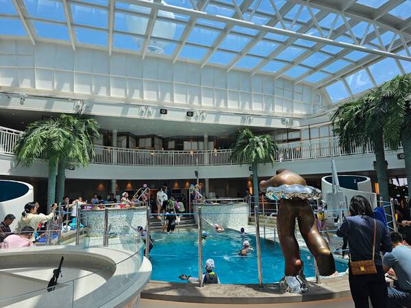 제주 첫 준모항 시대를 연 13만5000톤급 초대형 크루즈선 '아도라 매직시티'호 내부 시설.&nbsp;ⓒ제주의소리