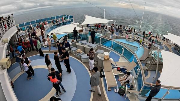 제주 첫 준모항 시대를 연 13만5000톤급 초대형 크루즈선 '아도라 매직시티'호. ⓒ제주의소리