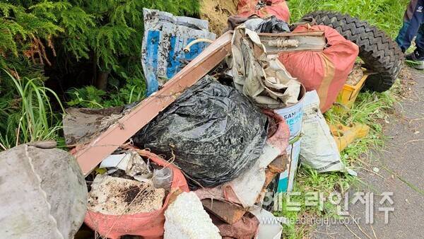 곶자왈지역에서 수거된 생활폐기물. (사진=곶자왈사람들)