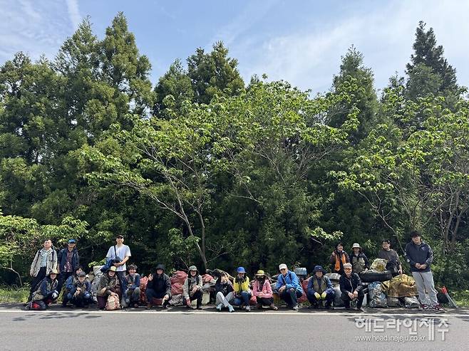지난 11일 곶자왈지역에 버려진 생황폐기물 수거작업에 나섰던 환경단체 회원들과 시민들.