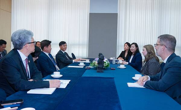 미국 연방정부 교육정책 자문관과 면담을 하고 있는 오영훈 제주도지사. ⓒ헤드라인제주