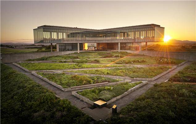 글라스 하우스는 세계적인 건축가 안도 다다오가 설계했다. 건물 뒤편으로 해가 지고 있다.