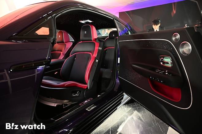 롤스로이스모터카가 13일 서울 강남구 롤스로이스모터카 서울 청담 쇼룸에서 롤스로이스 순수전기 모델 '블랙 배지 스펙터'를 국내 최초로 출시하고 있다./사진=이명근 기자 qwe123@