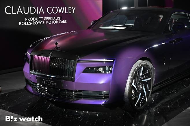 롤스로이스모터카가 13일 서울 강남구 롤스로이스모터카 서울 청담 쇼룸에서 롤스로이스 순수전기 모델 '블랙 배지 스펙터'를 국내 최초로 출시하고 있다./사진=이명근 기자 qwe123@