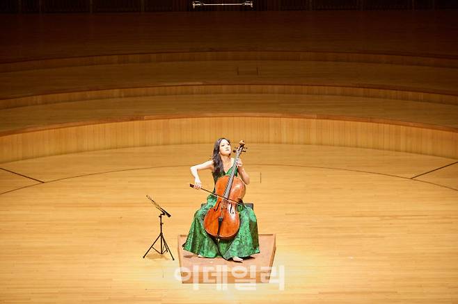 지난 4월 30일 서울 송파구 롯데콘서트홀에서 열린 ‘인 하우스 아티스트 최하영 I’ 공연에서 첼리스트 최하영이 첼로 솔로 무대를 선보이고 있다. (사진=롯데문화재단)