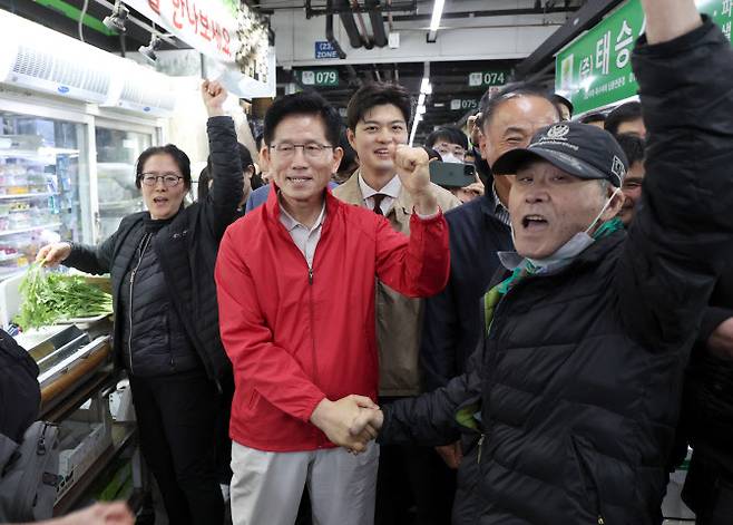 제21대 대통령 선거 공식 선거운동 첫날인 12일 국민의힘 김문수 대선 후보가 서울 송파구 가락시장을 찾아 상인들과 인사하고 있다.(사진=연합뉴스)