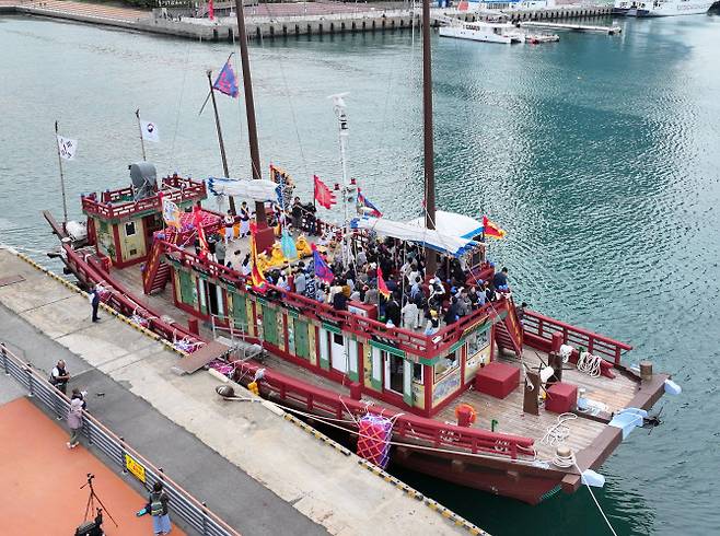 지난달 27일 오후 부산 남구 용호별빛공원에서 조선통신사선 출항식이 열리고 있다. (사진=연합뉴스)