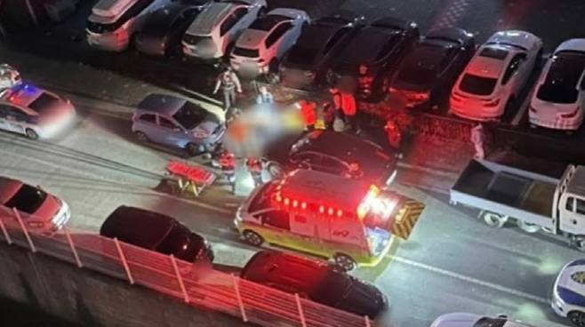 지난해 12월25일 오후 8시30분쯤 경남 사천시 사천읍 한 도로에서 10대 소년이 또래 여학생을 흉기로 살해한 사건이 발생해 신고를 받고 출동한 경찰과 소방이 현장을 조사하고 있다. (사진=뉴스1)