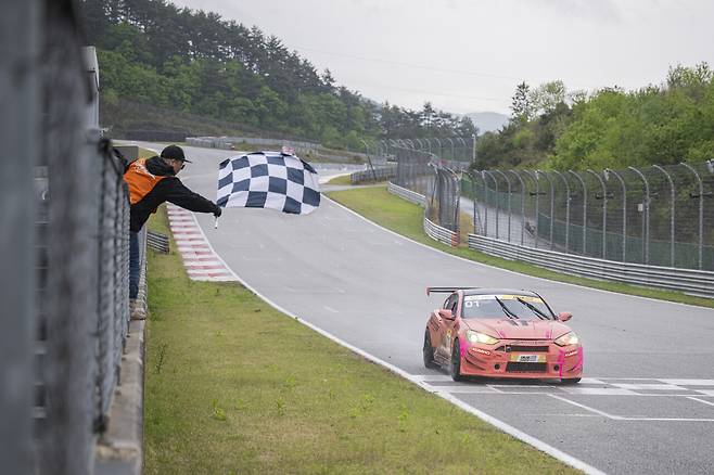 체커기를 받고있는 INGT1 클래스 우승차