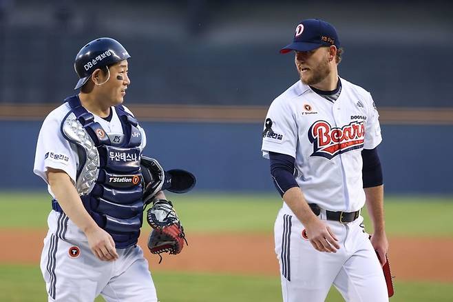 두산 베어스 포수 양의지(왼쪽)와 콜 어빈