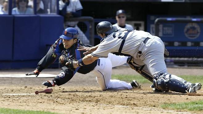 (구대성이 지난 2005년 뉴욕 양키스와의 경기 중 홈으로 슬라이딩 하는 장면)