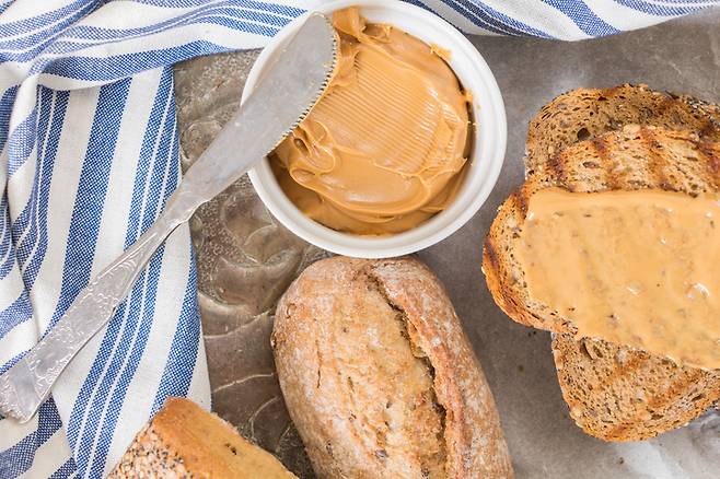 식이 섬유가 풍부한 통곡물빵과 단백질이 많은 땅콩버터는 아침 식사로 먹으면 좋은 건강 식품으로 꼽힌다. [사진=게티이미지뱅크]