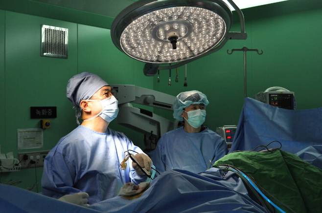 하용찬 병원장이 인공관절 수술을 진행하고 있다. [사진=서울 부민병원]